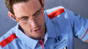 NEUVILLE EMPIEZA LIDERANDO EN SU PAÍS